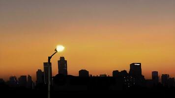 silhouet foto van een gebouw Bij zonsondergang