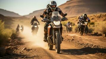 racing motorfietsen Aan aarde weg in de woestijn. extreem sport. foto