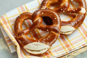 twee traditioneel zacht Oktoberfest pretzels in brood mand, detailopname foto