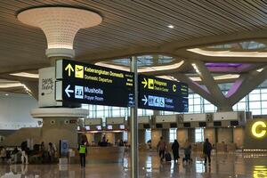 directioneel teken Bij de luchthaven net zo informatie voor passagiers. Yogyakarta Internationale luchthaven yia is modern faciliteit portie Internationale en huiselijk vluchten. kulon progo - Indonesië 09 03 2023 foto