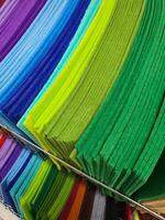 stukken van kleurrijk textiel, monsters van voelde in verschillend kleur voor naaien Aan schappen in de hobby winkel. diy en handgemaakt concept foto