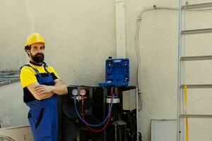 portret van professioneel ingenieur staand in voorkant van gemaakt lucht conditioner, trots van werk gedaan. geschoold technicus gecontracteerd door klant gelukkig met glad onderhoud van hvac systeem componenten foto