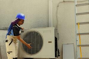 getraind arbeider demonteren lucht conditioner buitenste voorkant rooster in bestellen naar begin onderhoud gebroken intern onderdelen. goed geïnformeerd ingenieur in opdracht door huis eigenaar naar Doen onderhoud Aan hvac systeem foto