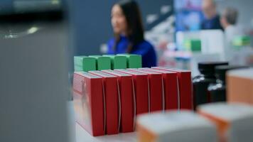 Aziatisch klant buying geneesmiddelen in gastvrij apotheek winkel, Holding boodschappen doen mand. portret van gelukkig cliënt in apotheek op zoek voor supplementen en en medisch pillen foto