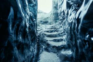 verbazingwekkend ijs rotsen in vatnajokull grotten, transparant blauw blokken van ijs smelten na klimaat Wijzigen. IJslands landschappen met gletsjers vormen enorm kloof tunnels en paden. foto