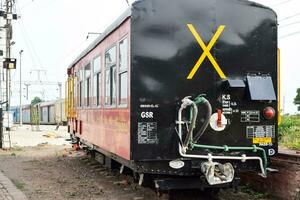 kalka, haryana, Indië mei 14 2023 - visie van speelgoed- trein spoorweg sporen van de midden- gedurende dag in de buurt kalka spoorweg station in Indië, speelgoed- trein bijhouden visie, Indisch spoorweg knooppunt, zwaar industrie foto