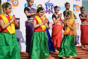 nieuw Delhi, Indië - juli 01 2023 - bharathanatyam Indisch klassiek odissi dansers het uitvoeren van Bij fase. mooi Indisch meisje dansers in de houding van Indisch dans. Indisch klassiek dans bharatanatyam foto