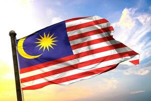 Maleisië 3d renderen vlag golvend geïsoleerd lucht en wolk achtergrond foto
