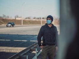 man met een medisch masker voor bescherming tegen griepvirus foto