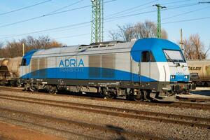 Internationale trein vervoer. adriaan vervoer locomotief trein Bij station. spoorweg vervoer en Verzenden. foto