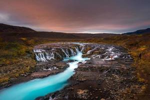 zonsondergang met unieke waterval - bruarfoss foto