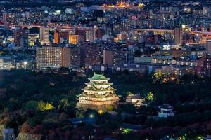 nagoya kasteel en skyline van de stad in japan foto