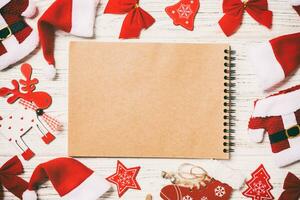 top visie van notitieboekje Aan houten achtergrond gemaakt van Kerstmis decoraties. nieuw jaar concept foto