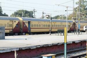 amritsar, Indië, april 20 2023 - Indisch spoorweg trein Bij Amritsar spoorweg station platform gedurende ochtend- tijd, kleurrijk trein Bij amritsar, Punjab spoorweg station foto