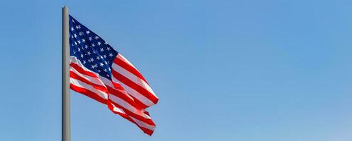 Amerikaans vlag golvend in de wind tegen blauw lucht foto