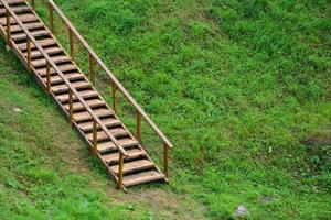 houten ladder om de berg te beklimmen foto