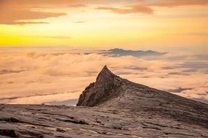 natuurlandschap op de top van de berg kinabalu in maleisië foto