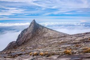 natuurlandschap op de top van de berg kinabalu in maleisië foto