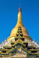 mahazadi-pagode met blauwe lucht in bago foto