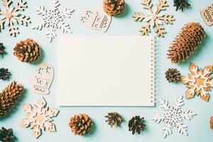 top visie van notitieboekje, vakantie speelgoed en decoraties Aan blauw Kerstmis achtergrond. nieuw jaar tijd concept foto