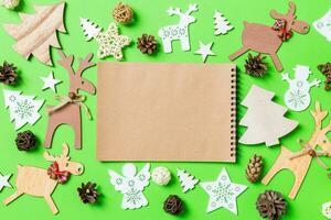 Kerstmis groen achtergrond met vakantie speelgoed en decoraties. top visie van notebook. gelukkig nieuw jaar concept foto