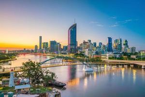 de skyline van Brisbane en de rivier van Brisbane bij schemering foto