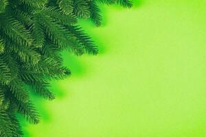 top visie van kleurrijk feestelijk achtergrond gemaakt van Spar boom Afdeling. Kerstmis vakantie concept met kopiëren ruimte foto