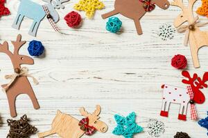 top visie van Kerstmis decoraties en speelgoed Aan houten achtergrond. kopiëren ruimte. leeg plaats voor uw ontwerp. nieuw jaar concept foto