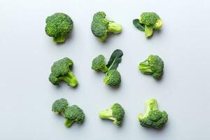 groen vers broccoli achtergrond dichtbij omhoog Aan gekleurde tafel. groenten voor eetpatroon en gezond aan het eten. biologisch voedsel foto