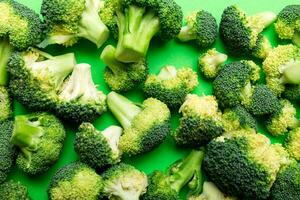 groen vers broccoli achtergrond dichtbij omhoog Aan gekleurde tafel. groenten voor eetpatroon en gezond aan het eten. biologisch voedsel foto