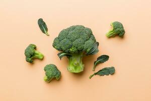 groen vers broccoli achtergrond dichtbij omhoog Aan gekleurde tafel. groenten voor eetpatroon en gezond aan het eten. biologisch voedsel foto