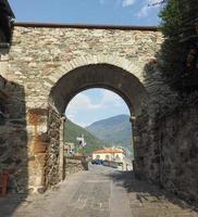 dorp van donnas oostelijke poort foto