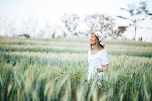 vrouw in de hoed geluk in de natuur foto