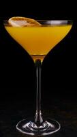 oranje martini of margarita cocktail Aan zwart foto
