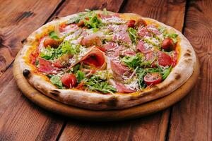 pizza met prosciutto vlees, kers tomaten, rucola en Parmezaanse kaas kaas foto