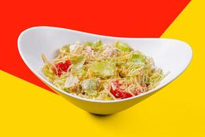 Caesar salade met kip borst Aan geel en rood achtergrond foto