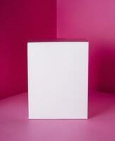 wit geschenk doos Aan roze achtergrond foto