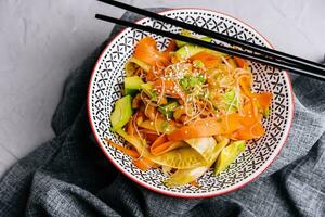 soba noedels met garnaal, avocado, komkommer en wortel foto