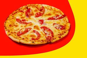 pizza met tomaten en kaas dichtbij omhoog foto