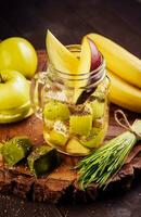 gesneden fruit Aan een houten bord en in een glas foto