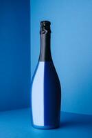 blauw Champagne fles Aan licht blauw achtergrond foto