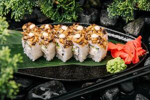 sushi rollen reeks met shiitake champignons foto