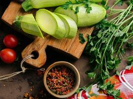 groen courgette plakjes met droog specerijen foto