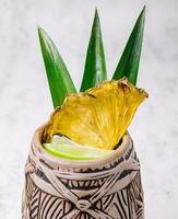 tropisch ananas cocktail drinken met limoen foto