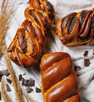 Pasen broodjes Aan top visie met chocola chips foto