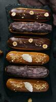 zoet chocola eclairs Aan zwart houten bord foto