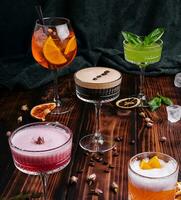 verschillend kleurrijk exotisch alcoholisch cocktails Aan hout foto