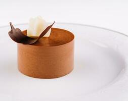 bord met koffie panna cotta Aan wit foto