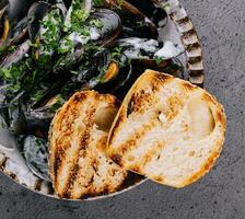 traditioneel barbecue Italiaans blauw mossel met baguette foto