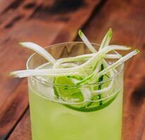 glas van vers mojito Aan houten tafel foto